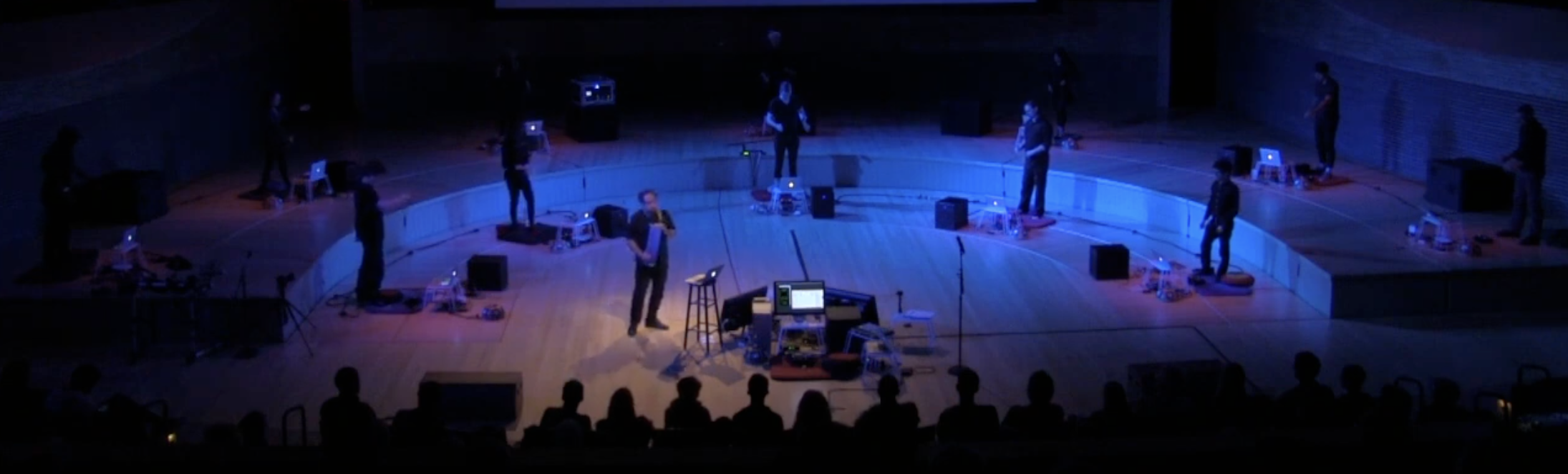 Presentación de una orquesta de laptops en escenario
